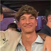 Estudiante de bachillerato con gran habilidad para hacer que alumnos de primaria y ESO aprendan ingles de forma efectiva y amena